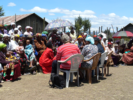 Barbara Rolle und Myria Ndundi diskutieren mit Landfrauen von Malewa