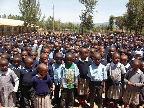 Kahingo School - Kinder begrüßen das Kenia-Team